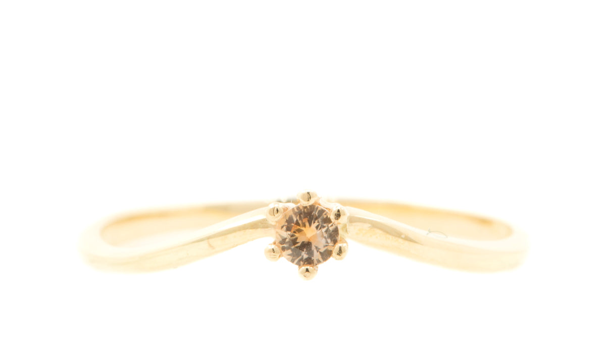 Handgemaakte en fairtrade fijne geelgouden ring met peach saffier in chaton