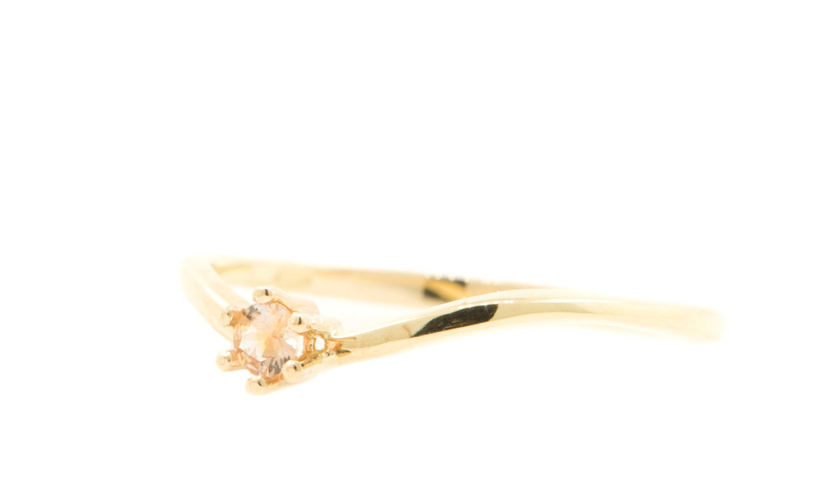 Handgemaakte en fairtrade fijne geelgouden ring met peach saffier in chaton