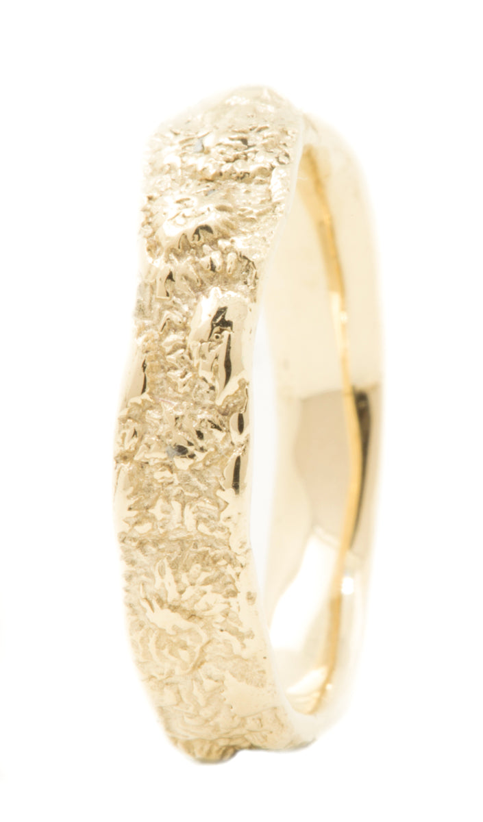 Gouden ring met reliëf van koraal - Handgemaakt en fairtrade