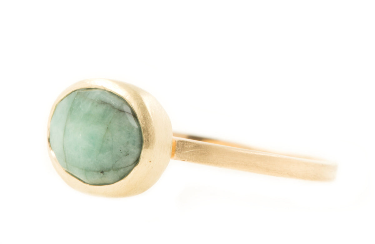 Handgemaakte en fairtrade gouden ring met roosgeslepen oval smaragd