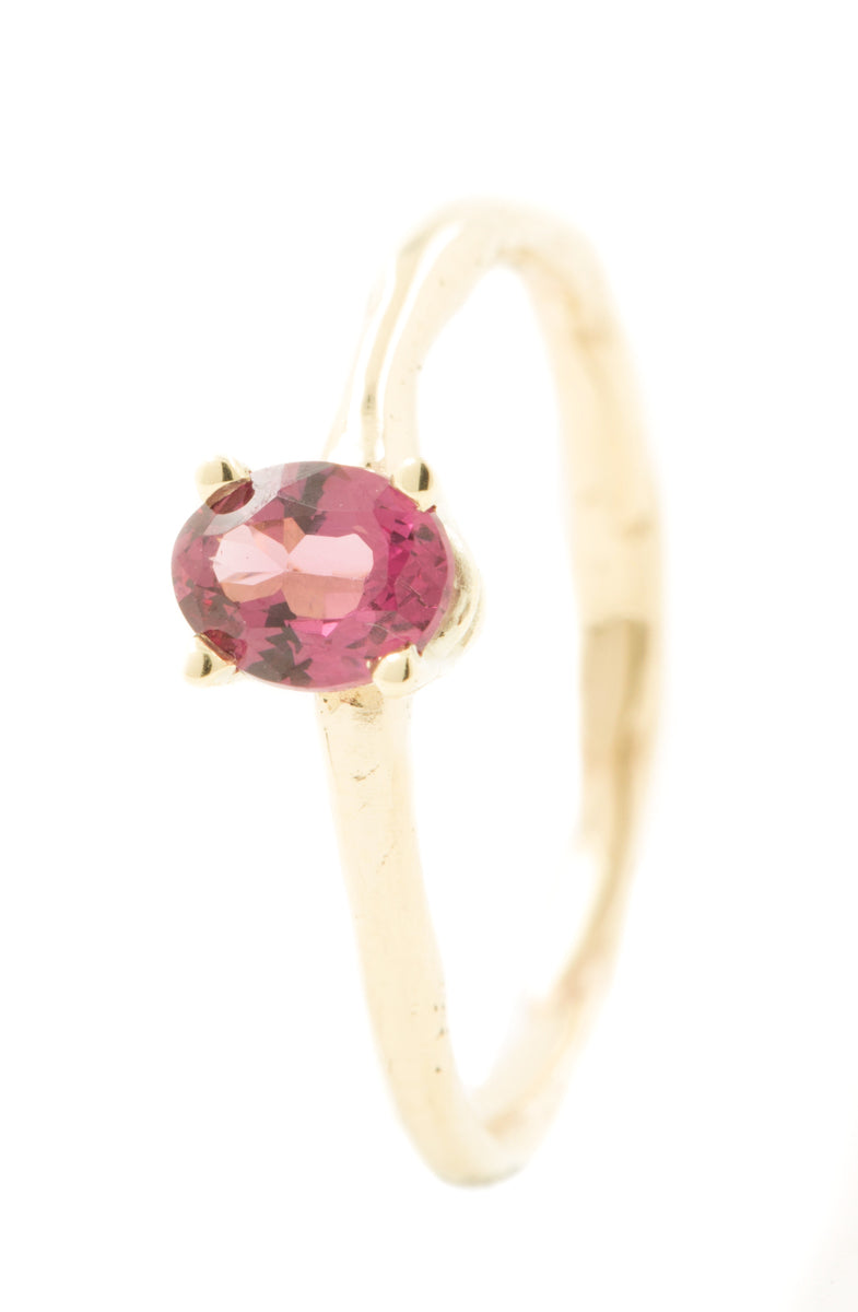 Handgemaakte en fairtrade geelgouden ring met roze granaat 