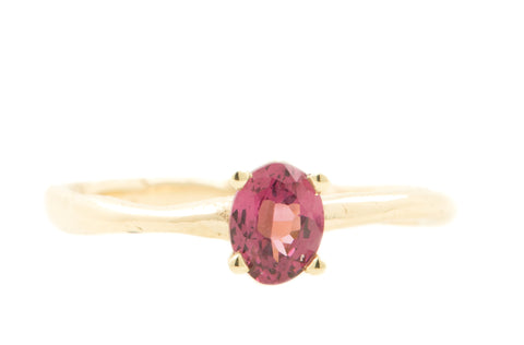 Handgemaakte en fairtrade geelgouden ring met roze granaat 