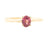 Handgemaakte en fairtrade geelgouden ring met roze granaat 