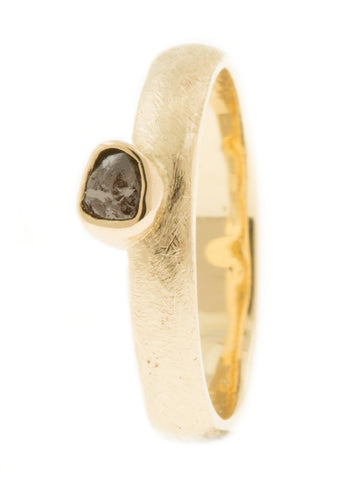 Handgemaakte en fairtrade ruwe gouden ring met een ruwe diamant