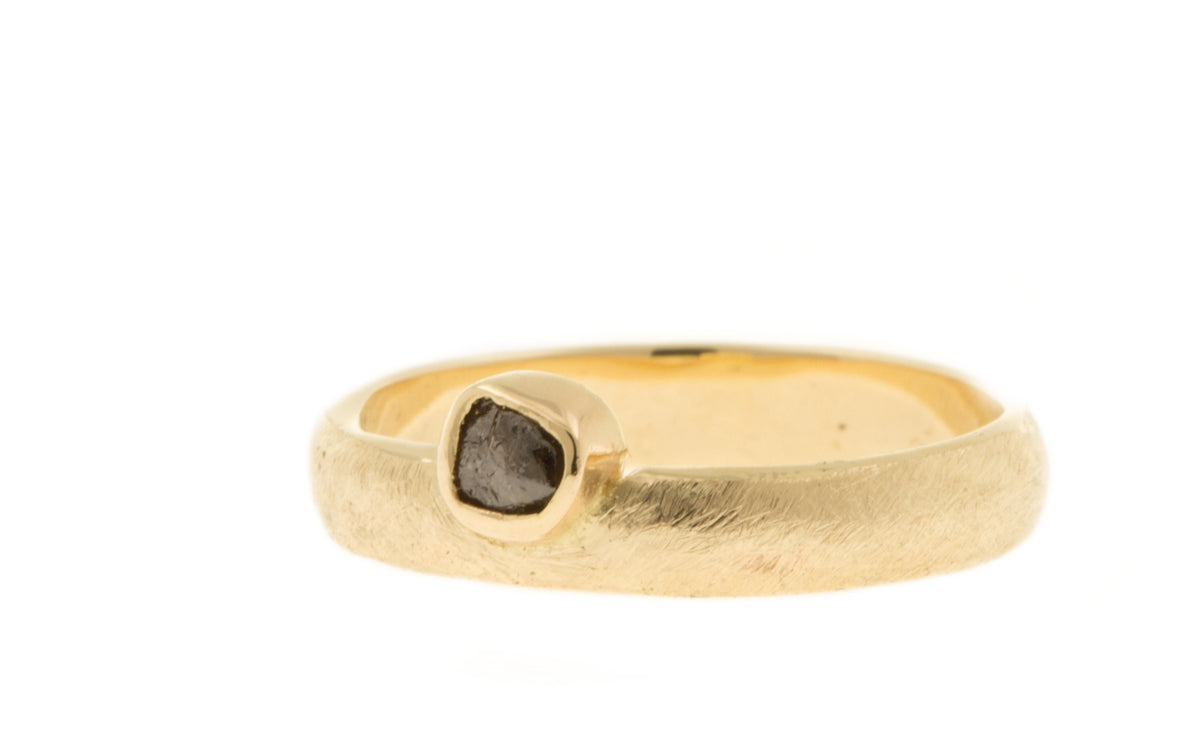 Handgemaakte en fairtrade ruwe gouden ring met een ruwe diamant