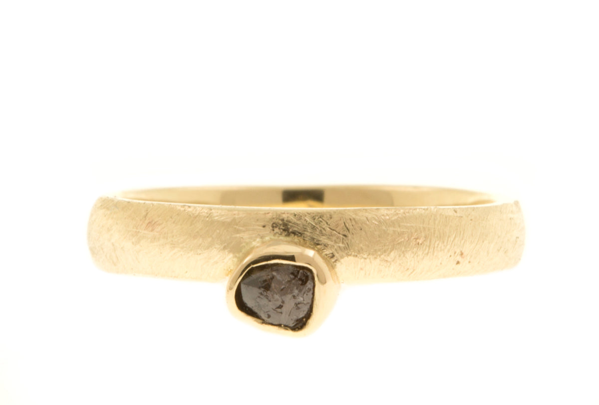 Handgemaakte en fairtrade ruwe gouden ring met een ruwe diamant