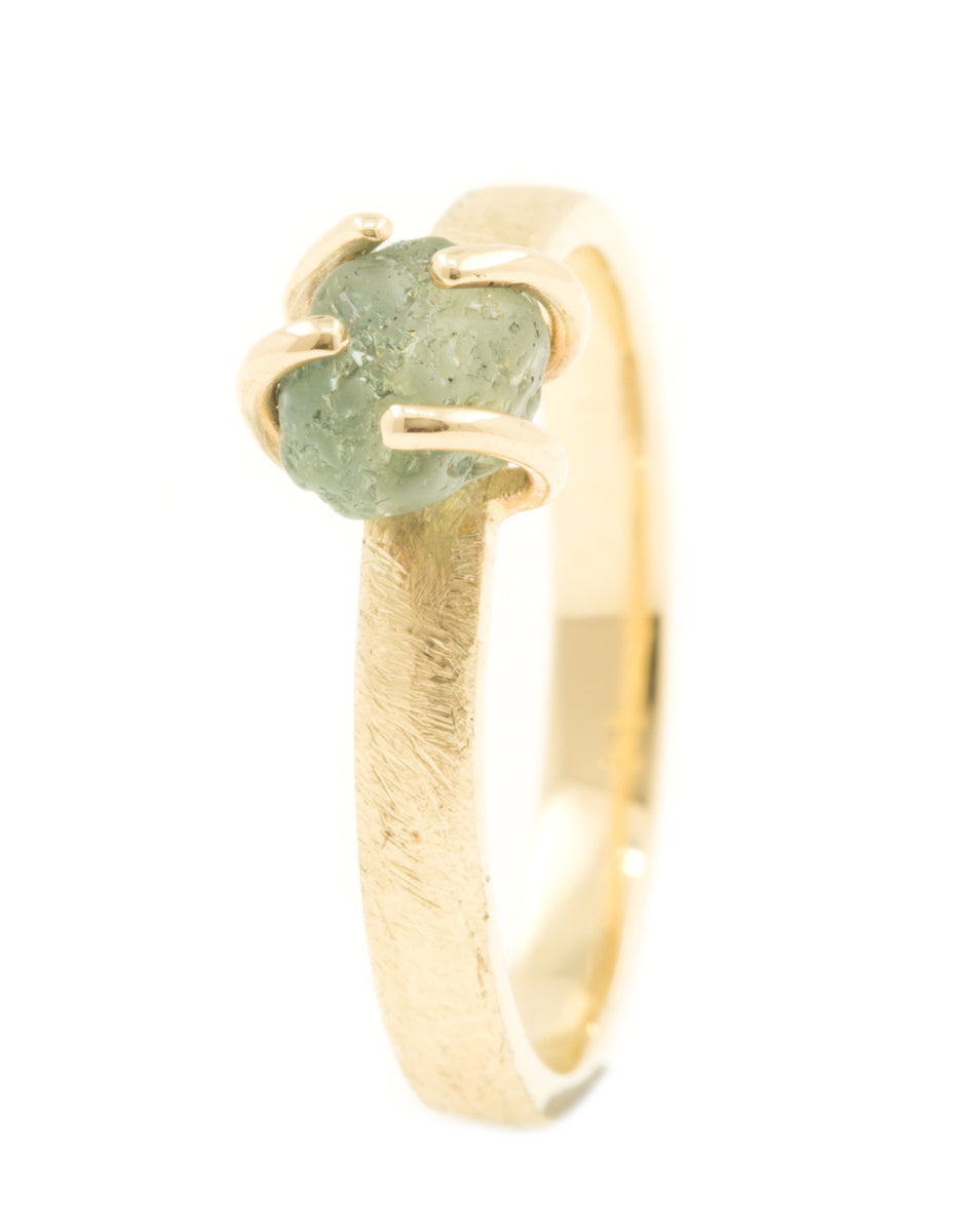 Handgemaakte en fairtrade fijne gouden ring met ruwe fairtrade saffier