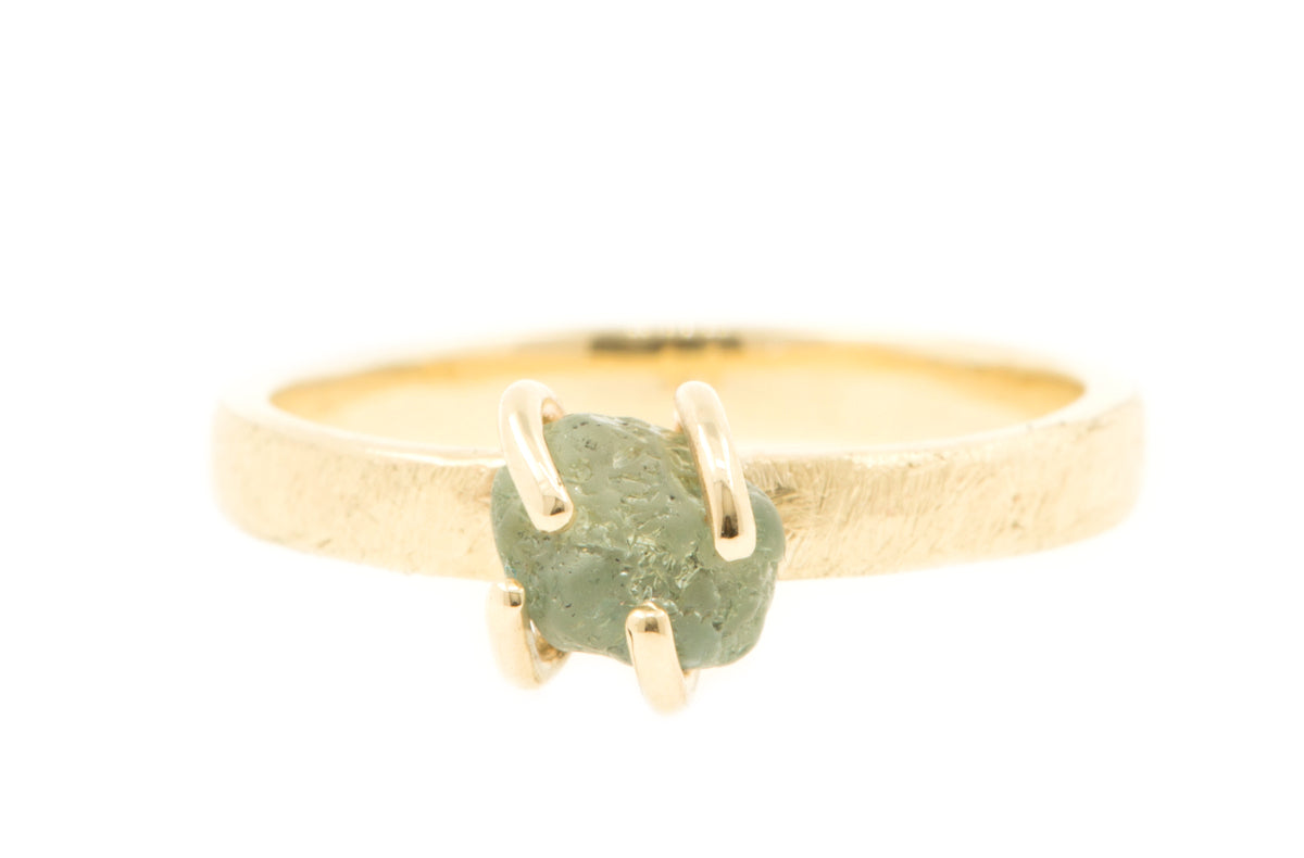 Handgemaakte en fairtrade fijne gouden ring met ruwe fairtrade saffier