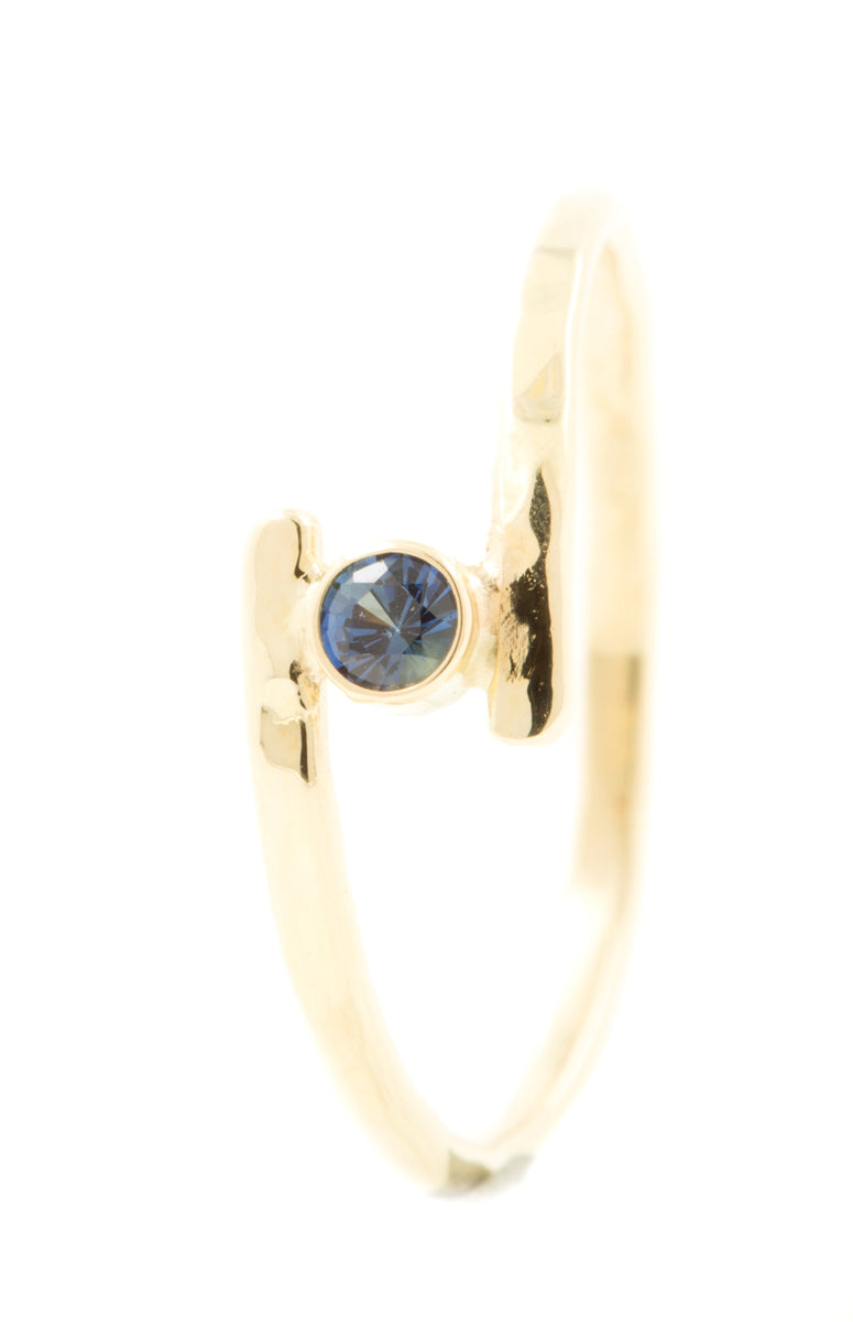Handgemaakte en fairtrade fijne gehamerde gouden ring met blauwe saffier