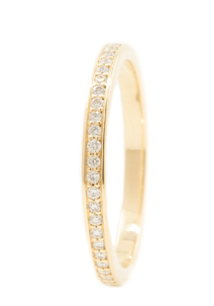 Handgemaakte en fairtrade fijne geelgouden alliance ring met rondom laboratium diamantjes 