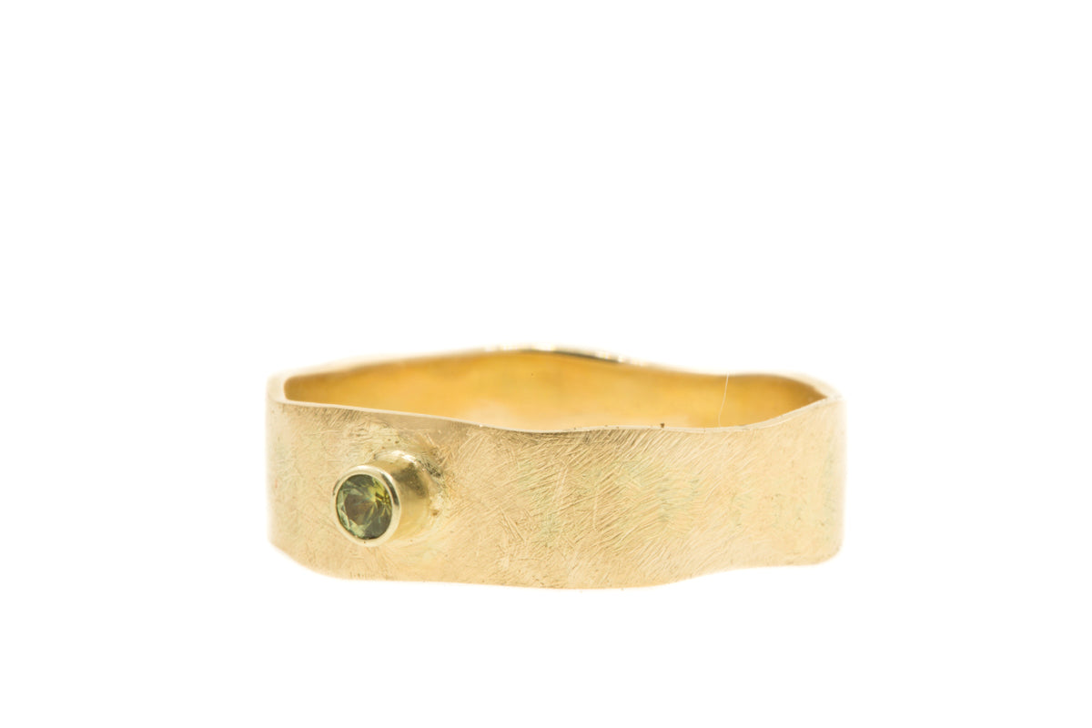 Handgemaakte & fairtrade geelgouden brede ring met groene saffier