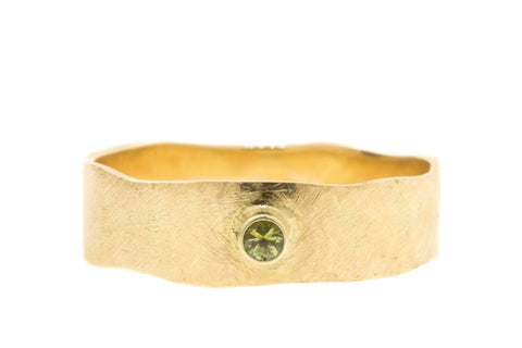 Handgemaakte & fairtrade geelgouden brede ring met groene saffier