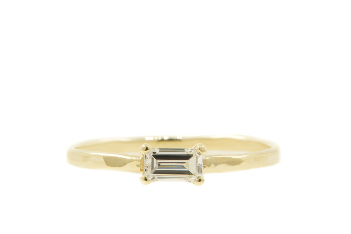 Handgemaakte en fairtrade fijne gehamerde geelgouden ring met smaragd geslepen diamant