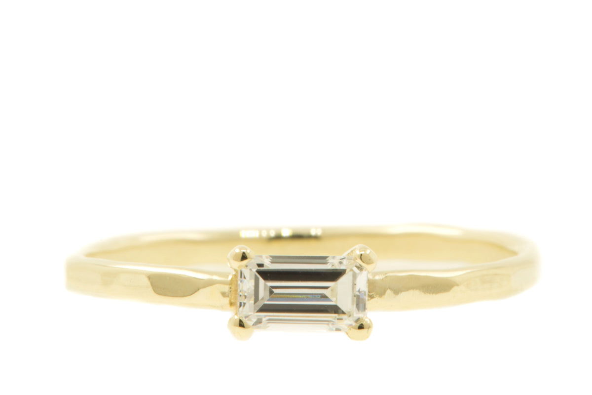 Handgemaakte en fairtrade fijne gehamerde geelgouden ring met smaragd geslepen diamant