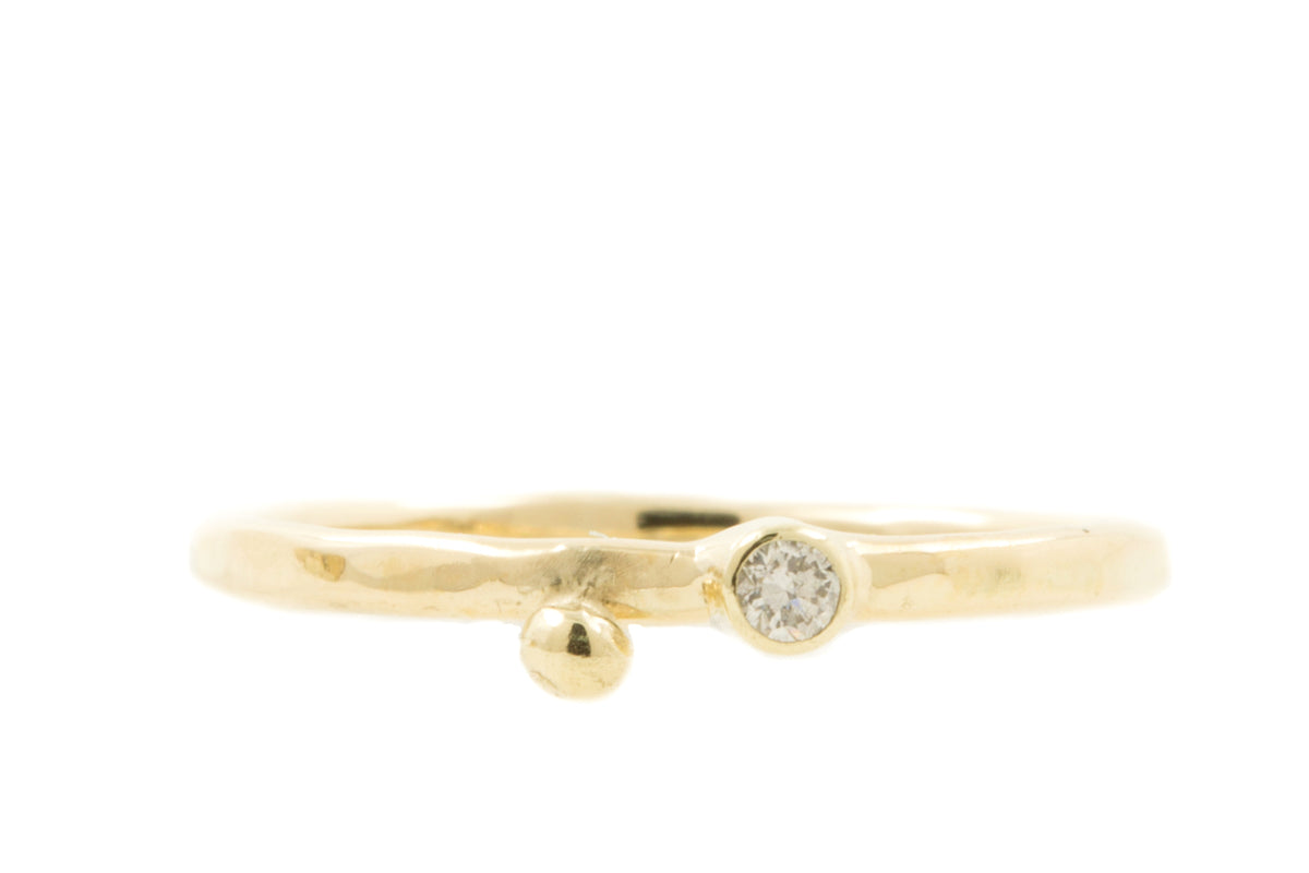 Handgemaakte en fairtrade fijne gouden ring met bolletje en diamantje