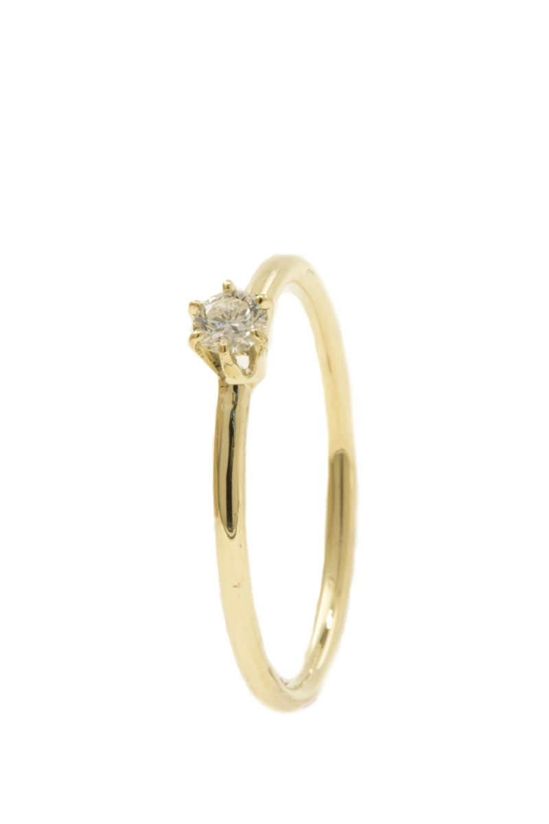 Handgemaakte en fairtrade fijne geelgouden ring met diamant in zespoots chaton