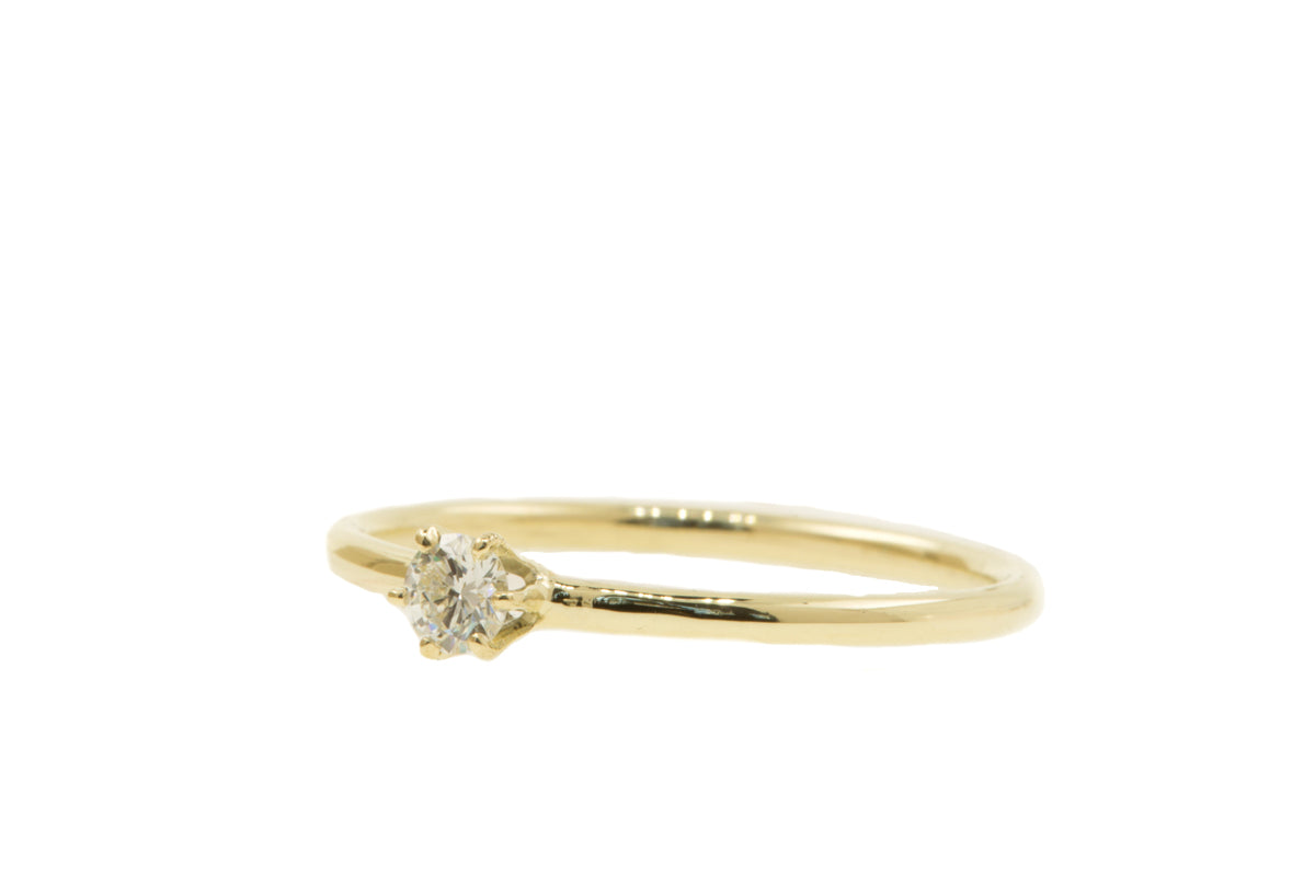 Handgemaakte en fairtrade fijne geelgouden ring met diamant in zespoots chaton