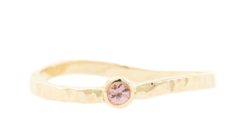 Handgemaakte en fairtrade fijne gehamerde organische gouden ring met roze saffier