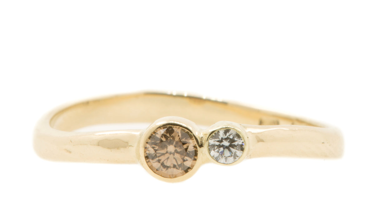 Handgemaakte en fairtrade organische geelgouden ring met bruine en witte diamant