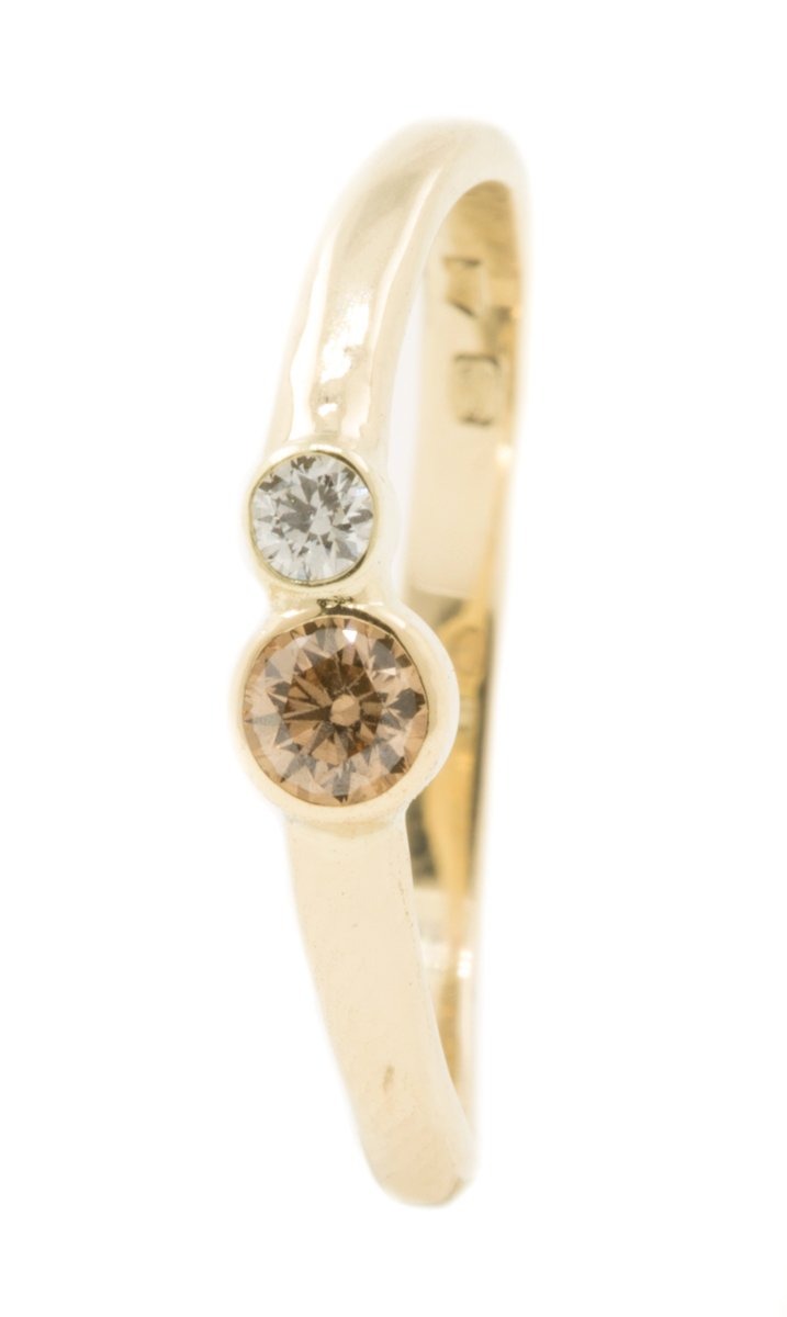 Handgemaakte en fairtrade organische geelgouden ring met bruine en witte diamant