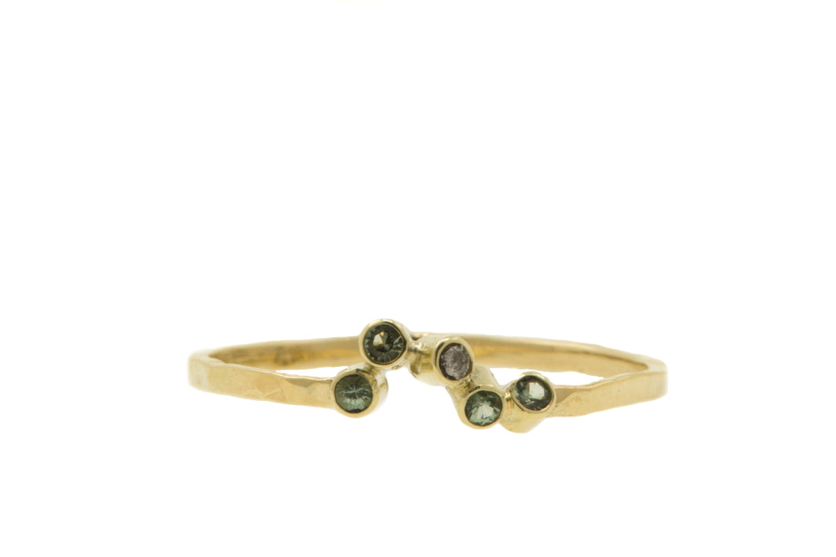 Handgemaakte en fairtrade fijne gouden ring met groene toermalijnen en zout en peper diamantje