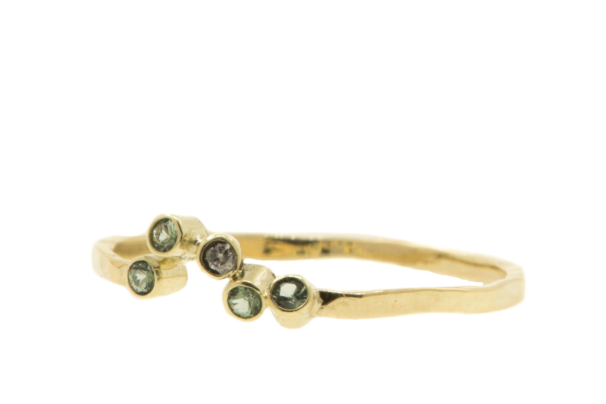Handgemaakte en fairtrade fijne gouden ring met groene toermalijnen en zout en peper diamantje