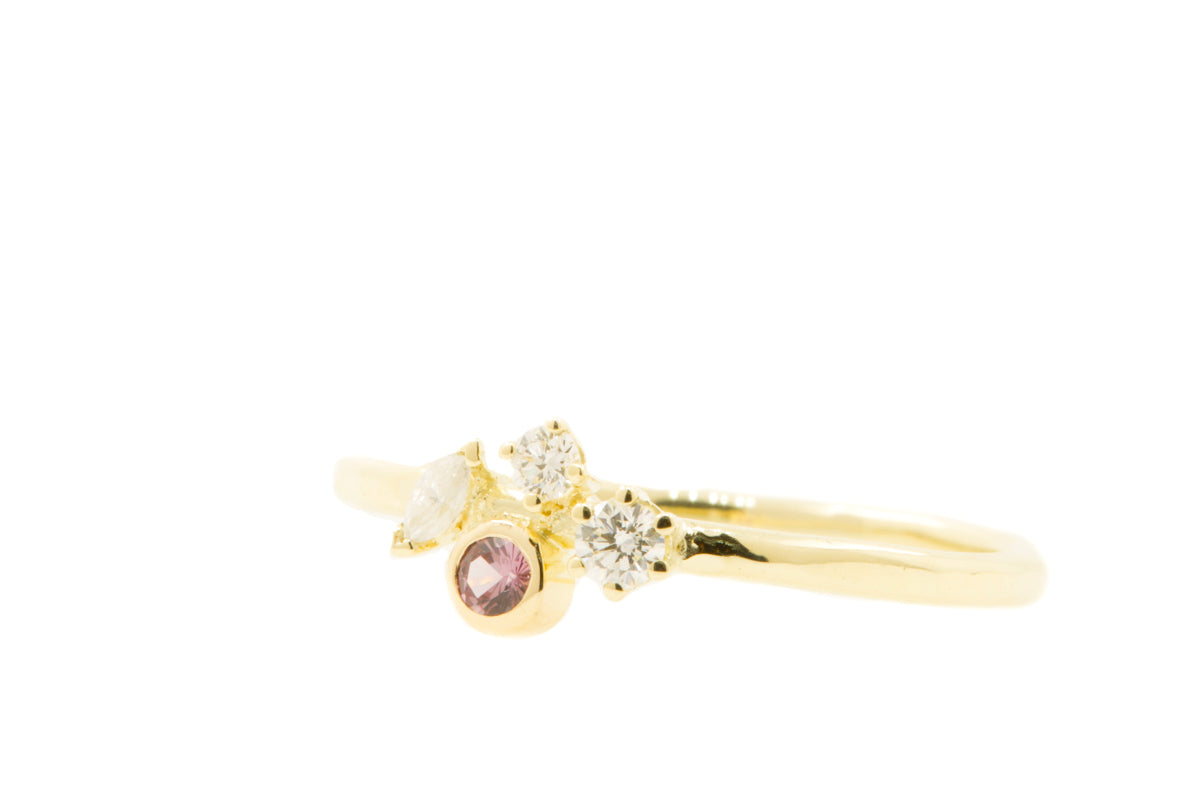 Handgemaakte en fairtrade fijne organische gouden ring met een roze saffier en drie diamantjes