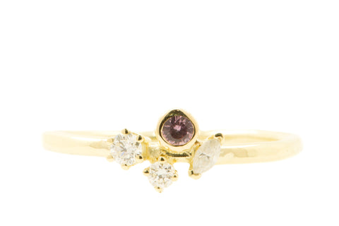 Handgemaakte en fairtrade fijne organische gouden ring met een roze saffier en drie diamantjes