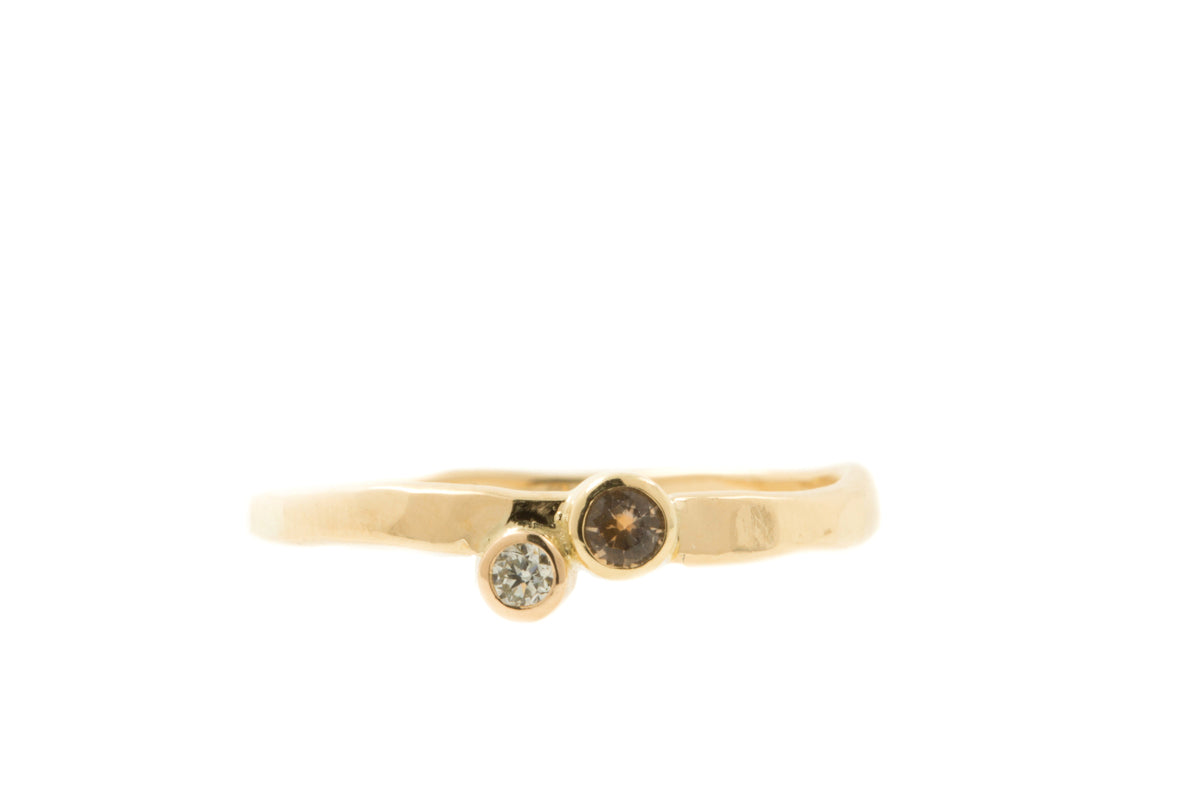 Handgemaakte en fairtrade fijne gehamerde gouden ring met twee fairtrade diamantjes