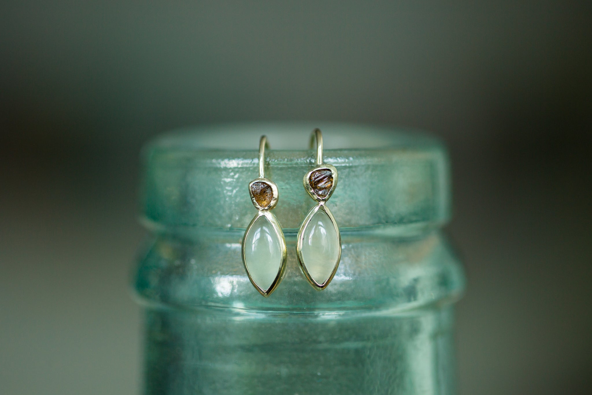 Handgemaakte en fairtrade gouden oorbellen met ruwe diamant en beryl