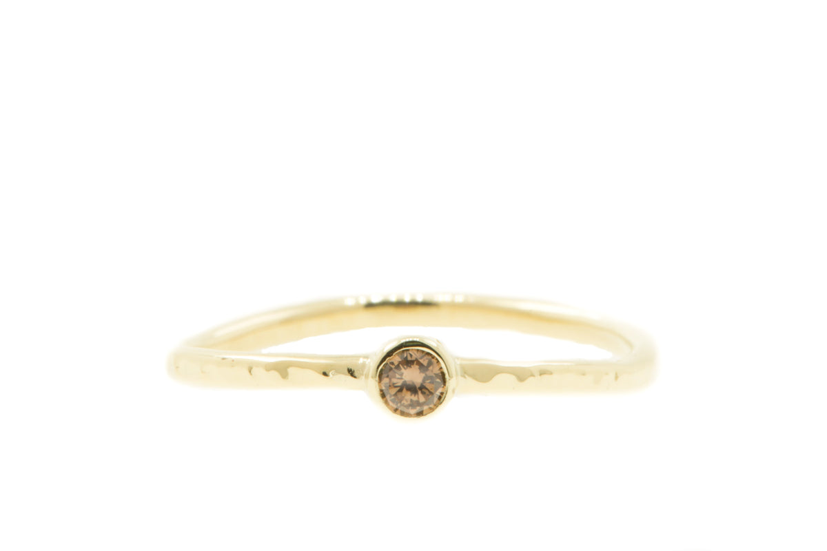 Handgemaakte en fairtrade fijne gehamerde organische gouden ring met bruine diamant