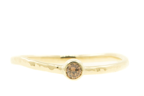 Handgemaakte en fairtrade fijne gehamerde organische gouden ring met cognac diamant