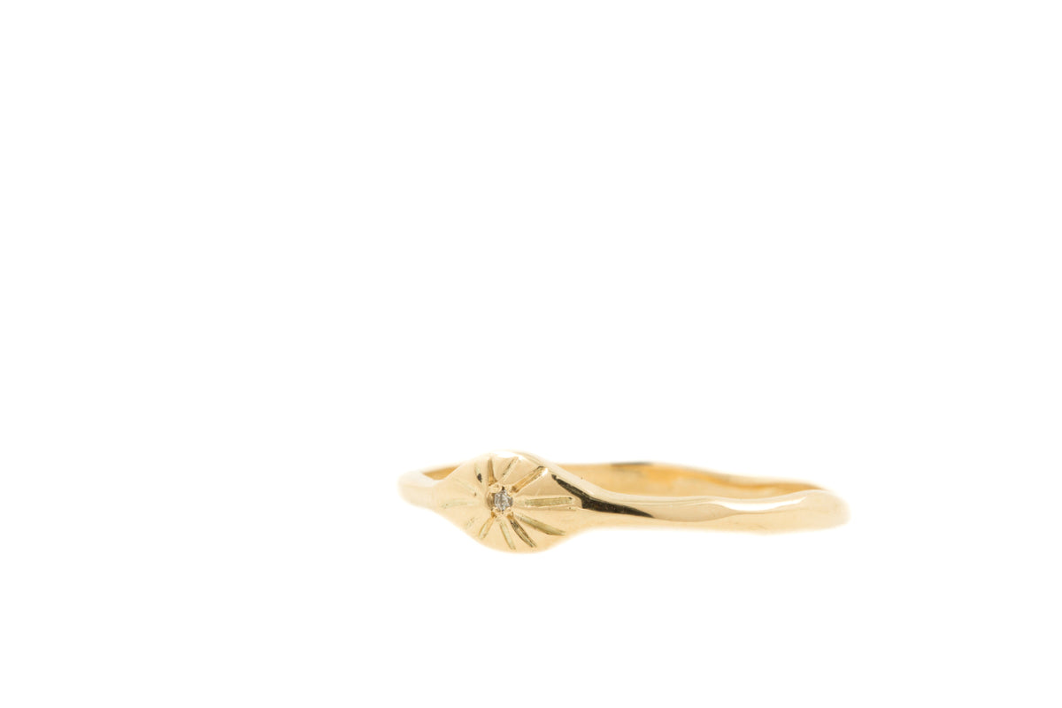 Handgemaakte en fairtrade fijne organische gouden ring met zonnetje en diamantje