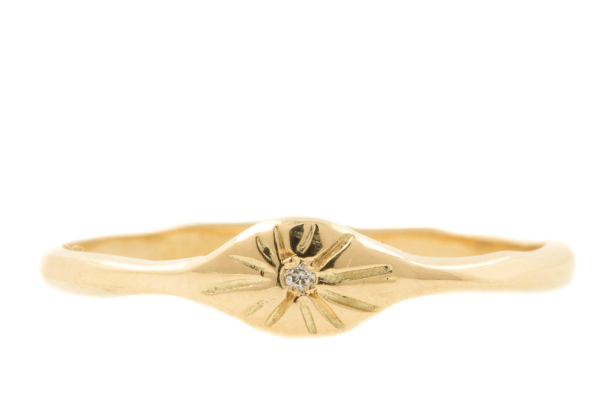 Handgemaakte en fairtrade fijne organische gouden ring met zonnetje en diamantje