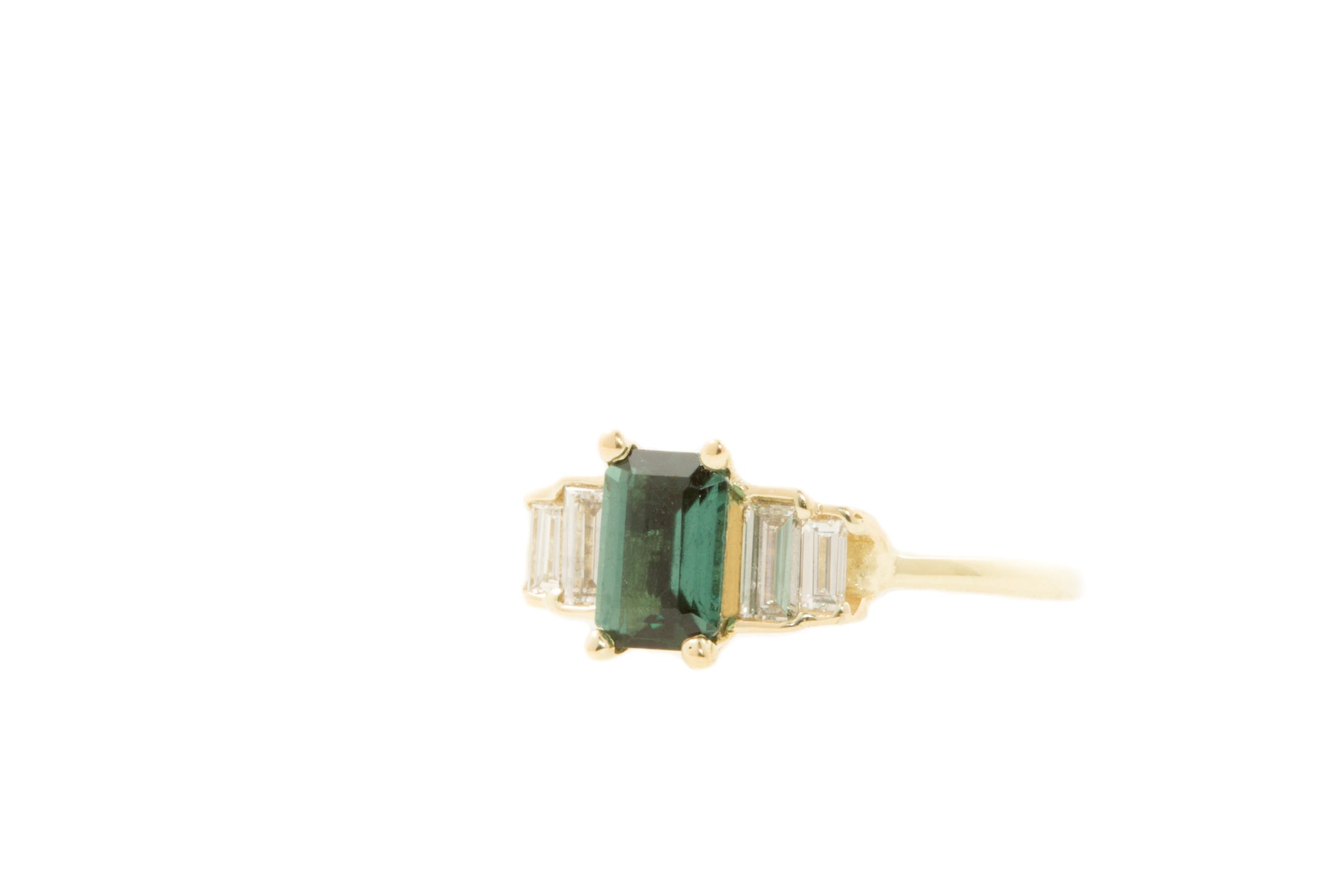 Handgemaakte en fairtrade gouden ring met smaragd geslepen groene toermalijn en baguette diamanten