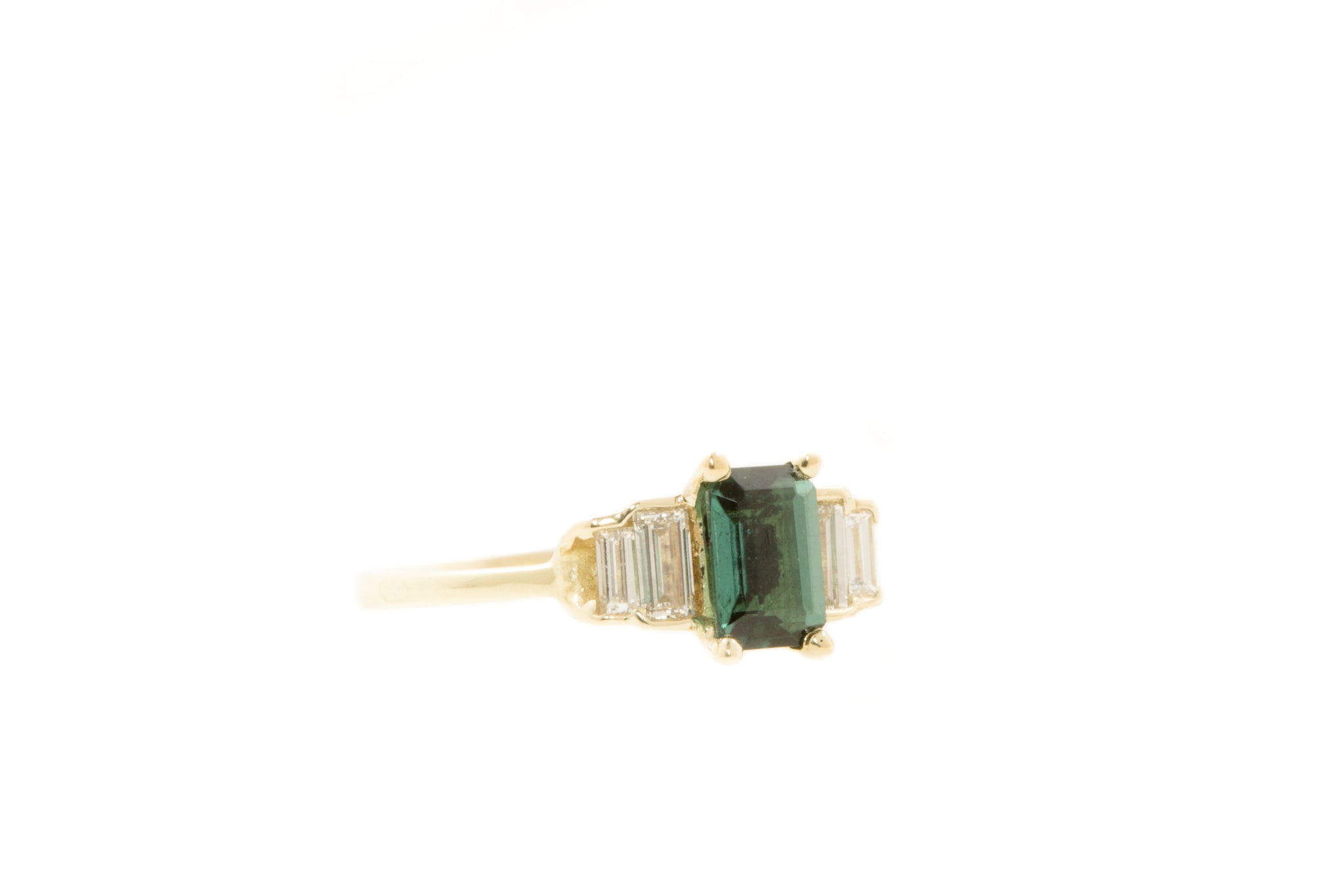 Handgemaakte en fairtrade gouden ring met smaragd geslepen groene toermalijn en baguette diamanten