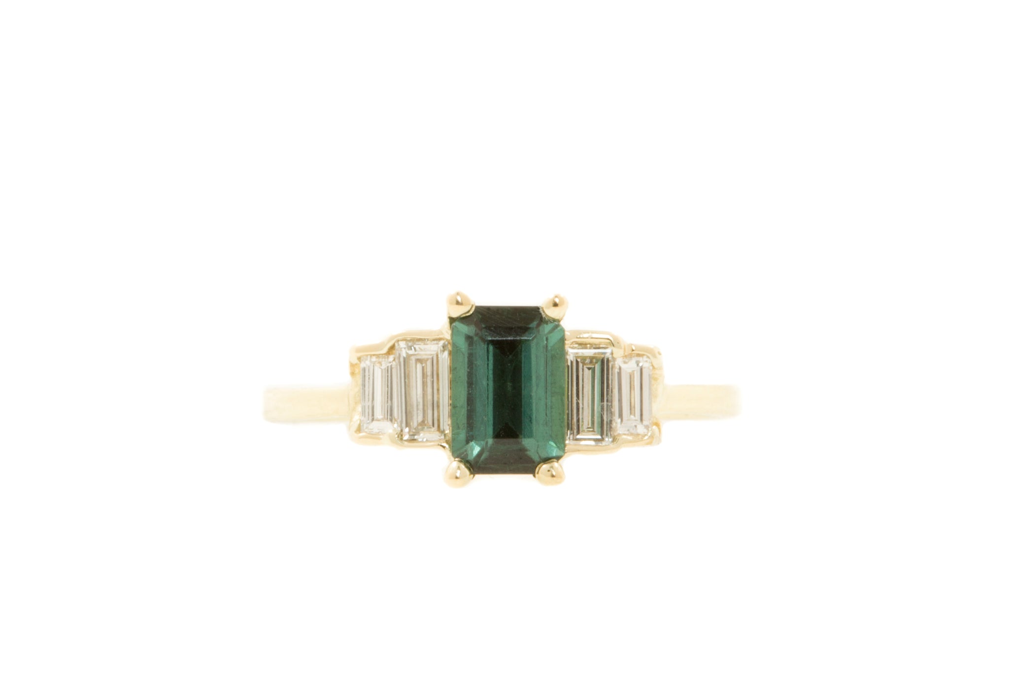 Handgemaakte en fairtrade gouden ring met smaragd geslepen groene toermalijn en baguette diamanten