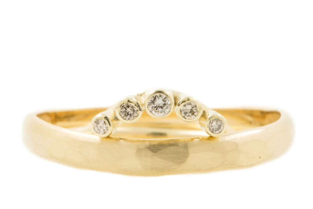 Handgemaakte en fairtrade trouwringen van geelgoud met briljant geslepen diamantjes in een boogje