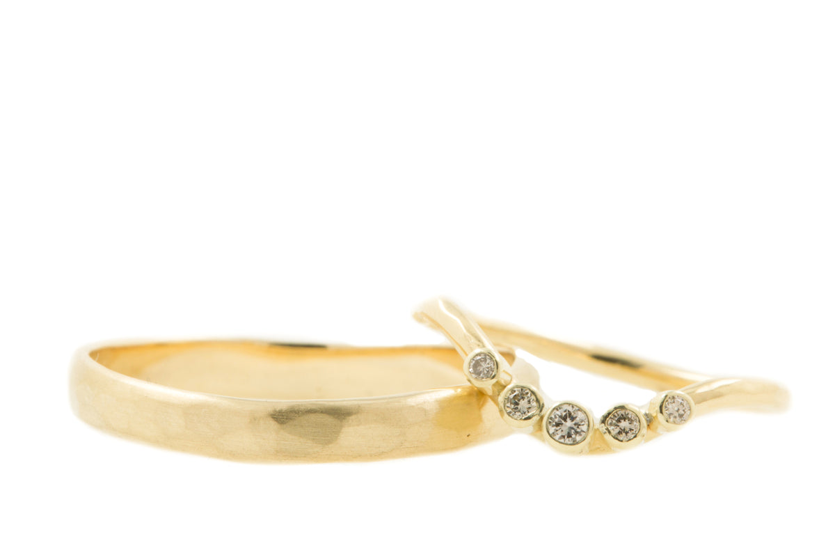 Handgemaakte en fairtrade trouwringen van geelgoud met briljant geslepen diamantjes in een boogje