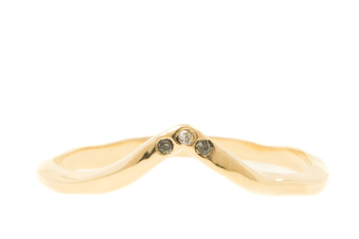 Handgemaakte en fairtrade organische taps toelopende gouden ring met saffiertjes en diamant