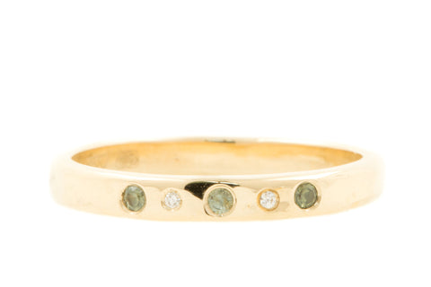 Fairtrade en handgemaakte ring van 14k geelgoud met drie groene saffieren en twee diamantjes