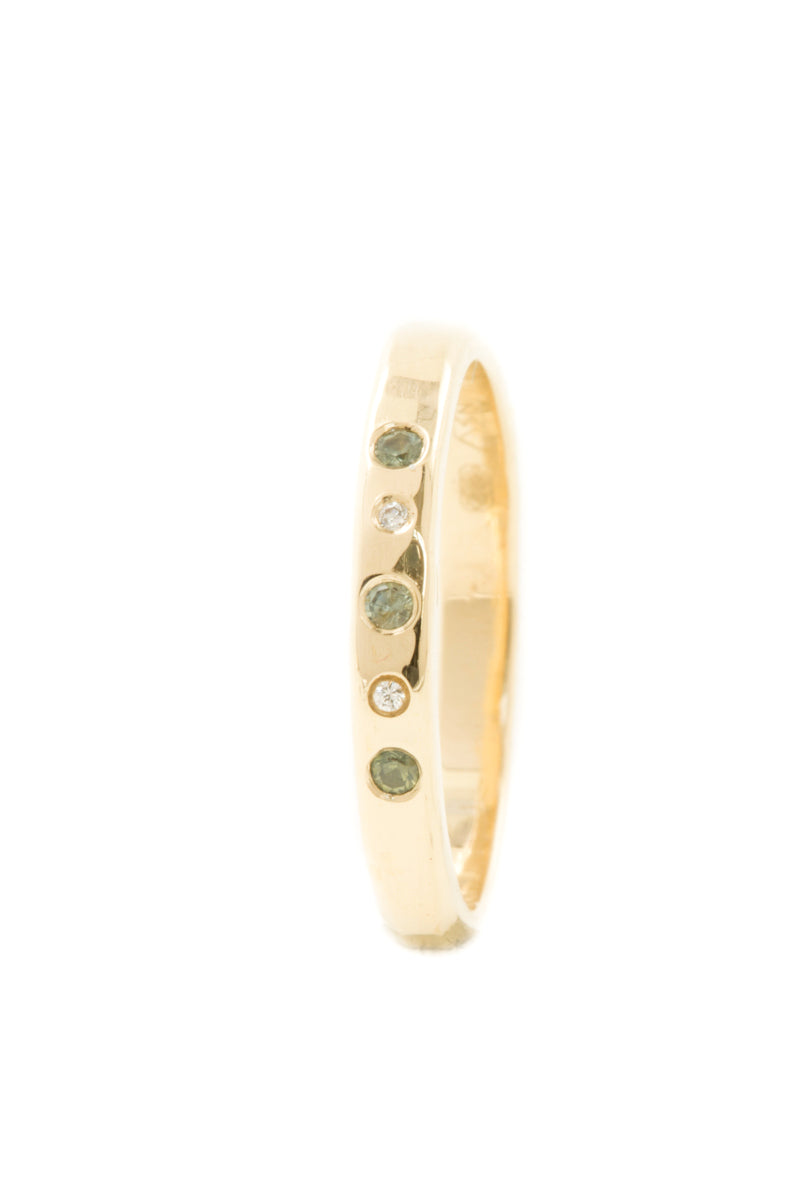 Fairtrade en handgemaakte ring van 14k geelgoud met drie groene saffieren en twee diamantjes