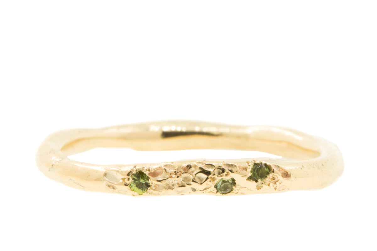 Handgemaakte & fairtrade geelgouden ring met drie groene toermalijnen