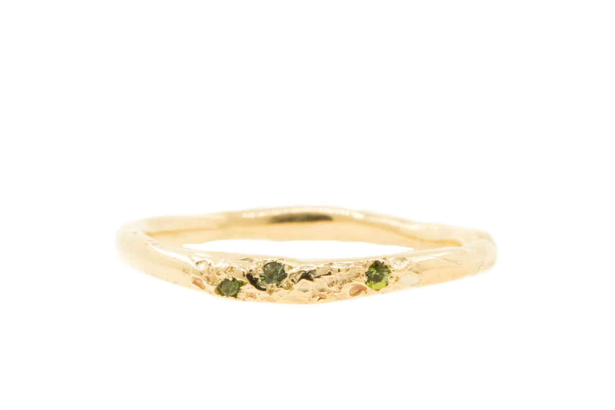 Handgemaakte & fairtrade geelgouden ring met drie groene toermalijnen