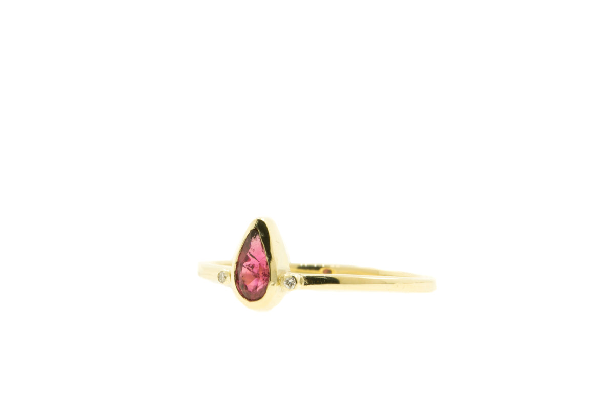 Handgemaakte en fairtrade fijne geelgouden ring met roze druppelvormige toermalijn en twee diamantjes