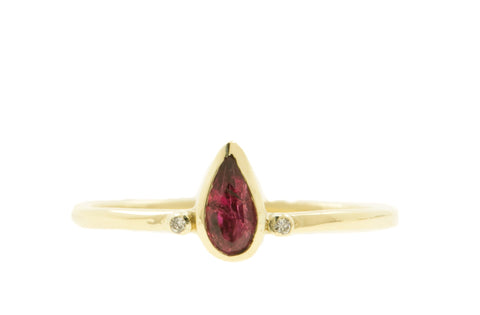 Handgemaakte en fairtrade fijne geelgouden ring met roze druppelvormige toermalijn en twee diamantjes