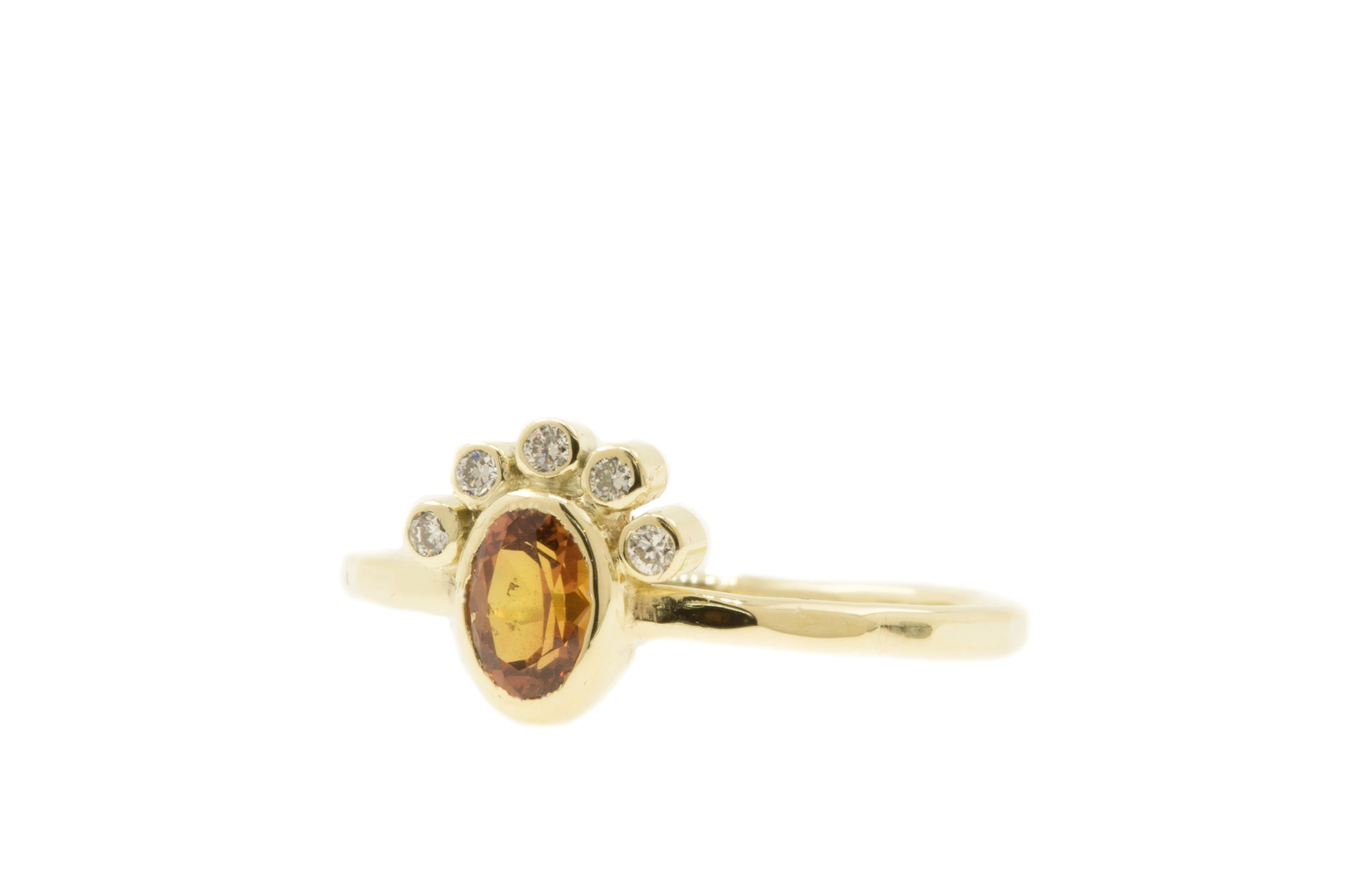 Fairtrade en handgemaakte ring met ovale bruine saffier en diamantjes