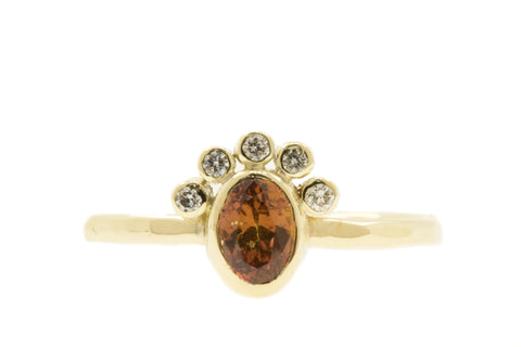 Fairtrade en handgemaakte ring met ovale bruine saffier en diamantjes