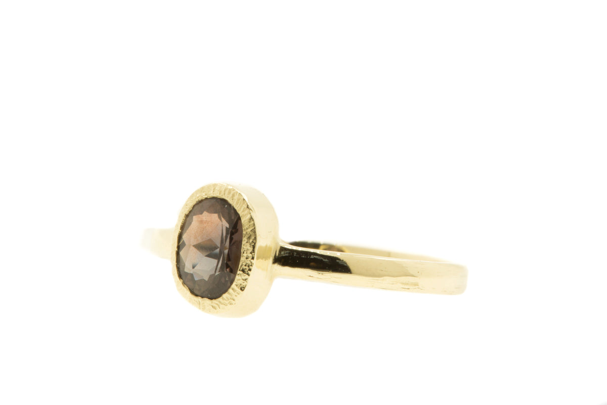 Handgemaakte en fairtrade geelgouden ring met bruine ovale saffier