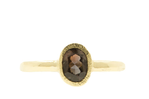 Handgemaakte en fairtrade geelgouden ring met bruine ovale saffier